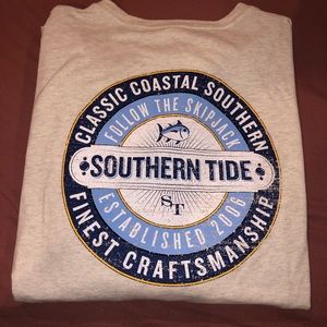 Mens XL long sleeve t shirt. Never worn, great condition.